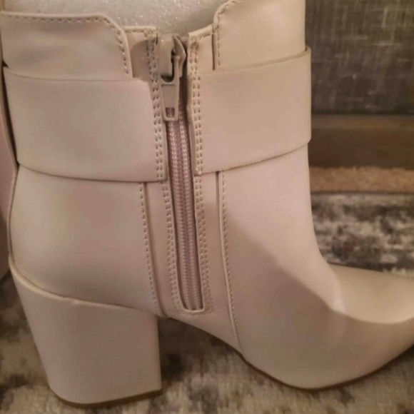 BRAND NEW!!*** classy comfy Womens Eloise BOOTIES (in bone color) - Picture 4 of 7